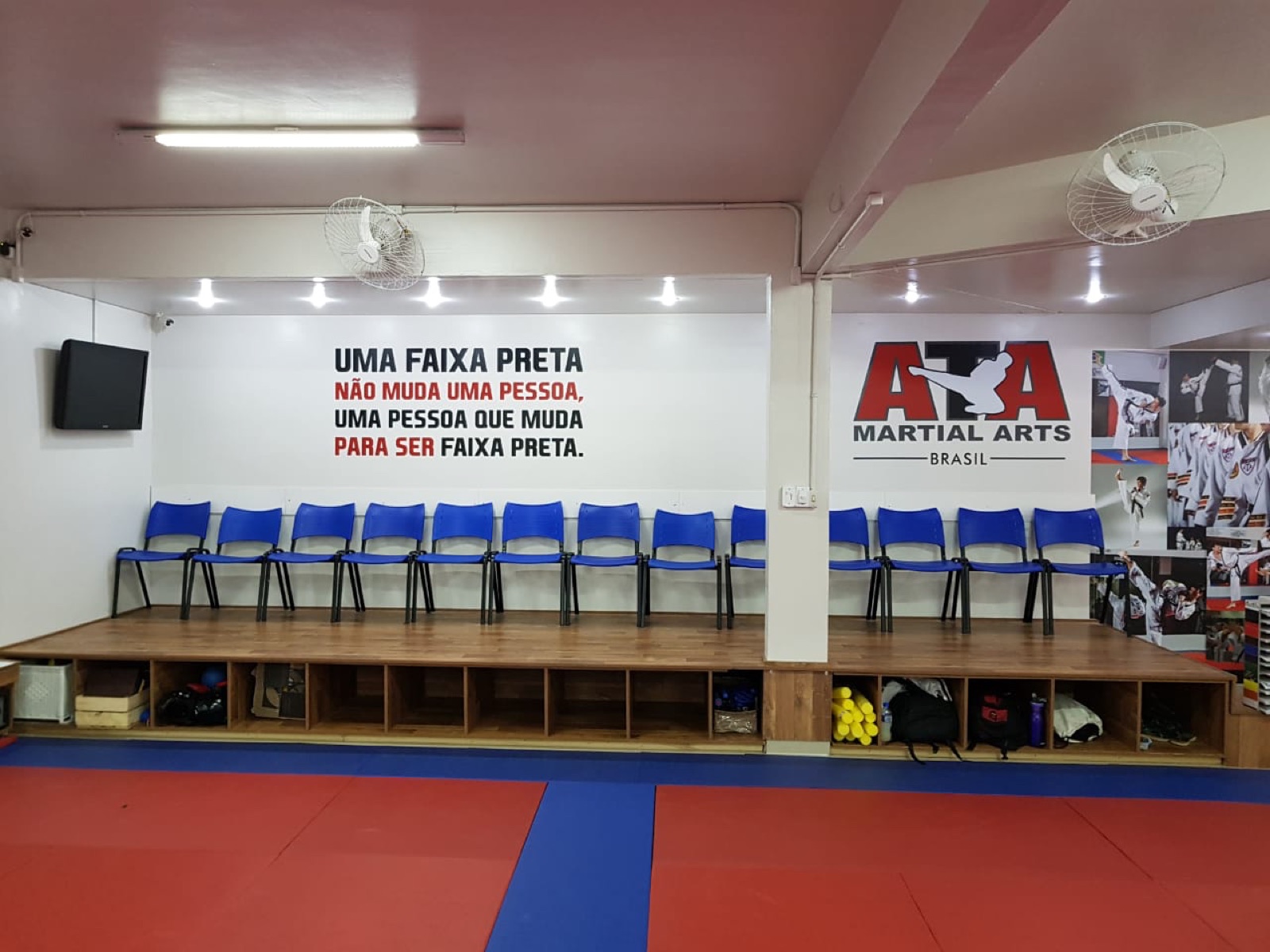 Tatame da unidade ATA Mercês com a frase Uma faixa-preta não muda uma pessoa