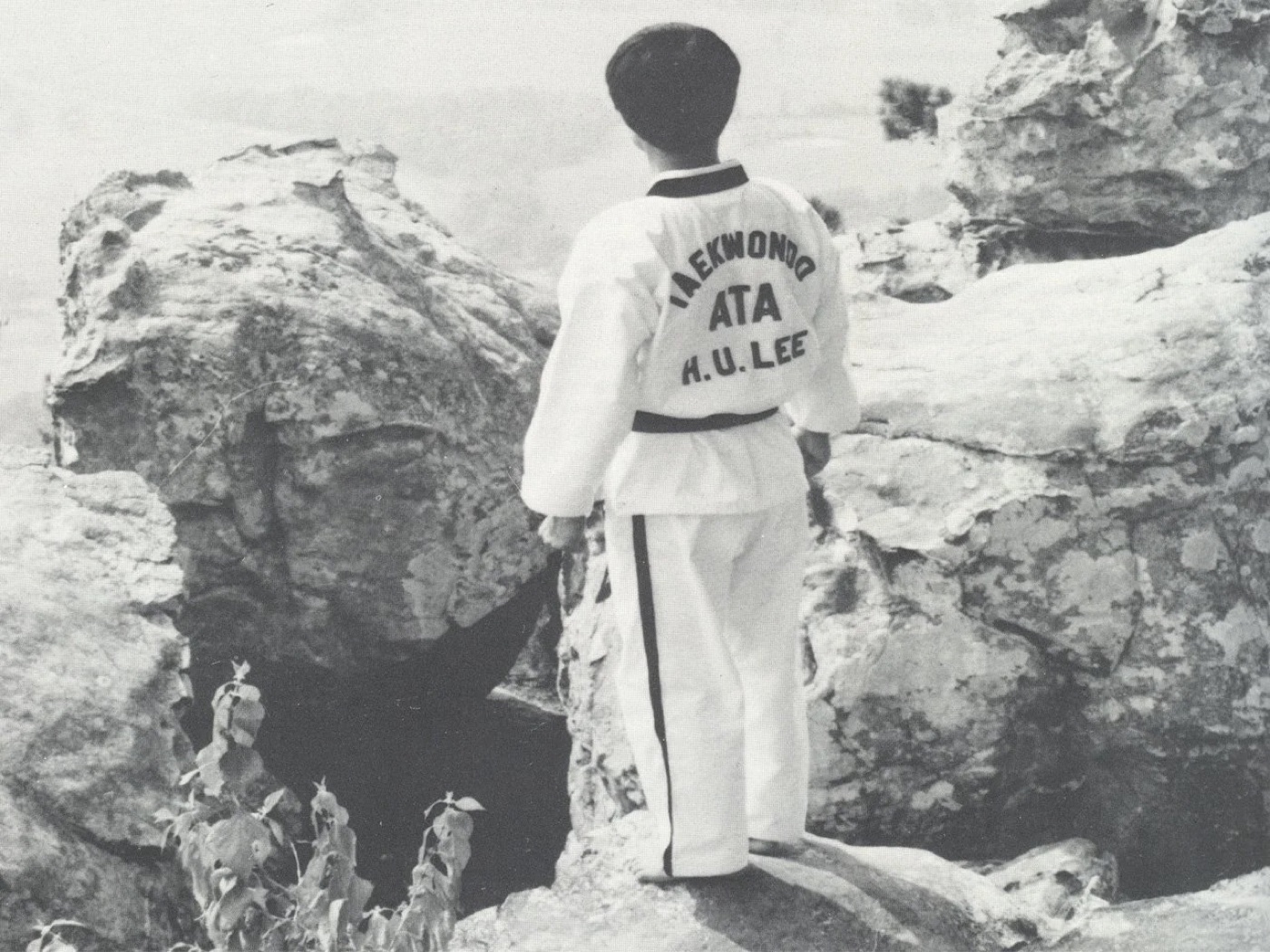 Grão-Mestre Eterno H.U. Lee sobre uma rocha na Coreia, fundador da ATA e do Taekwondo Songahm