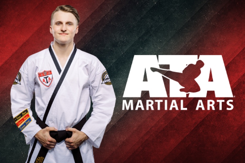 Adulto faixa-preta no programa de Taekwondo da ATA