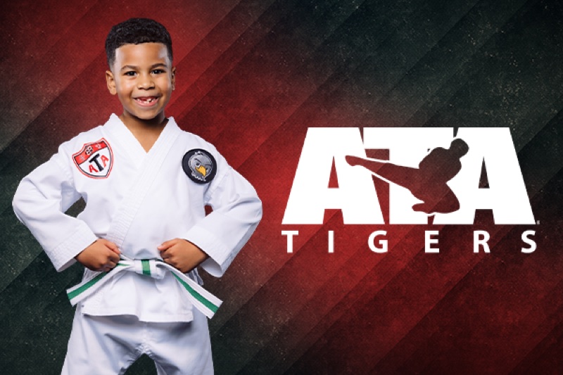 Criança em uniforme de Taekwondo no programa ATA Tigers